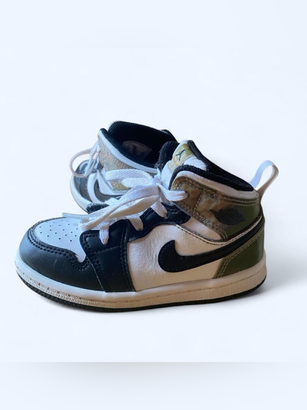 Kids High-Top Sneaker in White, Black & Olive iridescent - Iconic Swoosh Design
